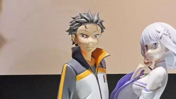 「スバルとエミリアたんが等身大フィギュアで「ようこそ！」S4の放送が待ちきれない♪ KADOKAWAブース「リゼロ」コーナーをピックアップ【AnimeJapan 2026 ブースレポ】」の画像