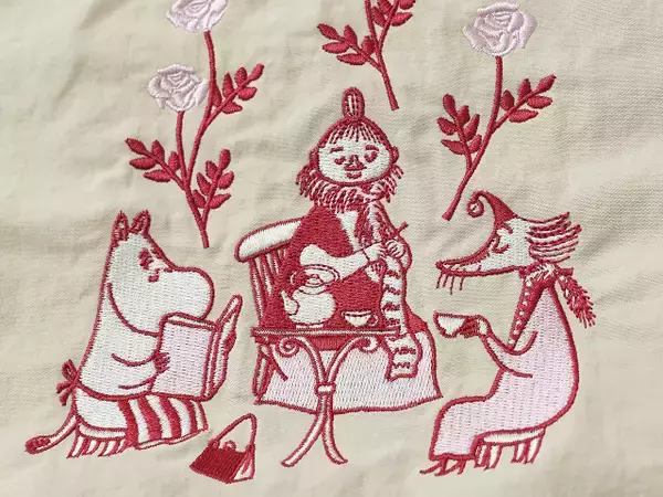 「「ムーミン」母の日ギフトにぴったり♪ ムーミンママたちの刺繍がかわいい数量限定の新作バッグが登場！」の画像