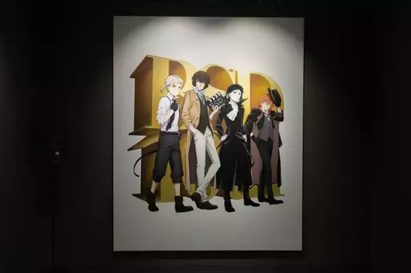 「「文スト」中島敦らの立像や貴重なイラスト、映像体験で世界に没入！TVアニメ10周年記念展の東京会場フォトレポートが到着」の画像