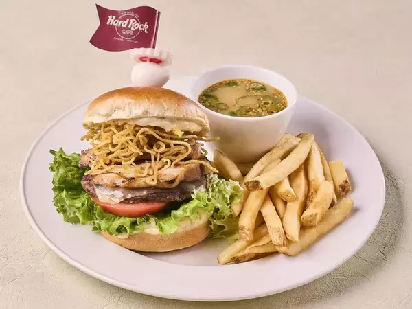 「「NARUTO」一楽ラーメン味のハンバーガーだってばよ！木ノ葉隠れの里をイメージしたトロピカルドリンクも！」の画像