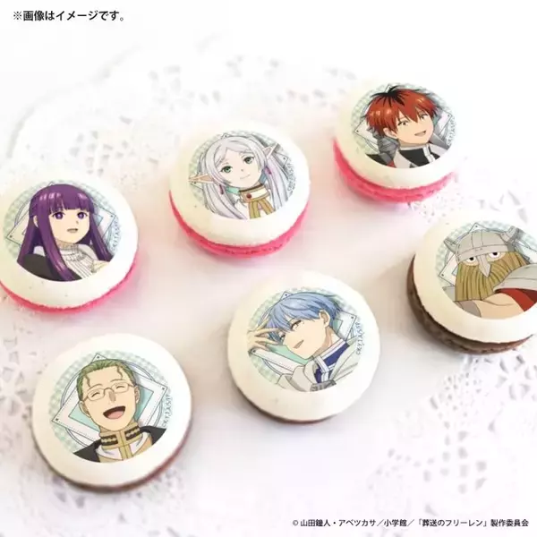 「“投げキッスだよ”「葬送のフリーレン」名シーンのフリーレンを大胆にデザイン！ 缶バッジ付きホワイトデースイーツ登場」の画像