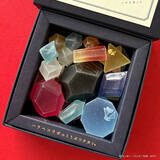 「「ルパン」マモーも欲しがる!? 「VS複製人間」“賢者の石”が琥珀糖に♪ まるで宝石のようなお菓子が発売」の画像2