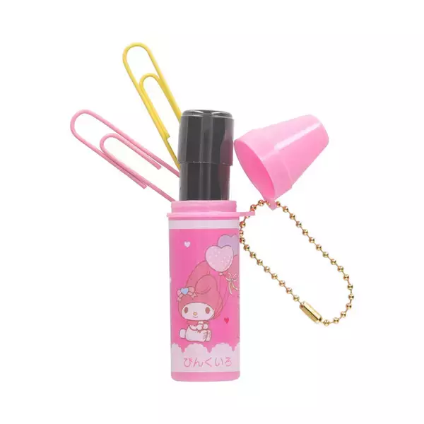 「色とりどりのかわいさ♪ 「サンリオ」キティやクロミが描かれたクレヨン型ケースが登場！ リップクリームなど小物入れにぴったり」の画像