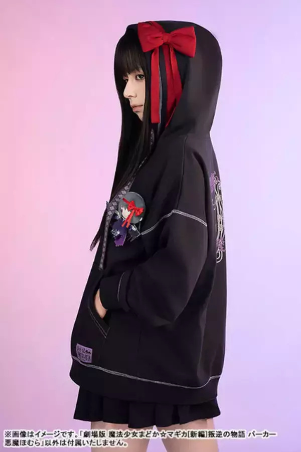 「フードに着いたリボンがキュート♪ 「まどマギ」アルティメットまどか＆悪魔ほむらイメージパーカー登場！ぬいぐるみも付属」の画像