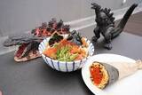 「ゴジラの“背びれ”が食べられる!? 「ニジゲンノモリ」ゴジラ迎撃作戦の隣接レストランにて夏季限定「ゴジラ和風ブラックうどん」を提供」の画像1