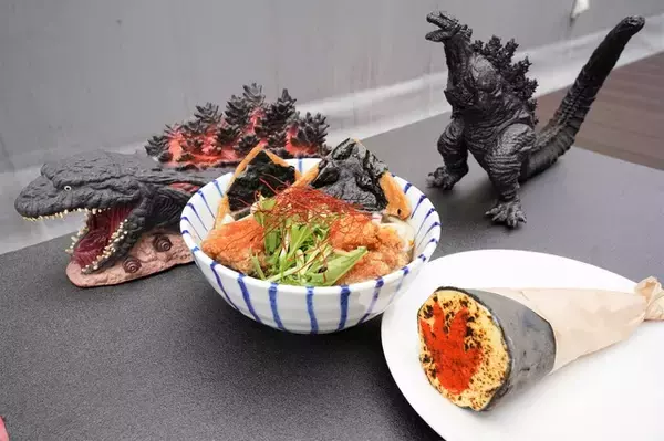 ゴジラの“背びれ”が食べられる!? 「ニジゲンノモリ」ゴジラ迎撃作戦の隣接レストランにて夏季限定「ゴジラ和風ブラックうどん」を提供