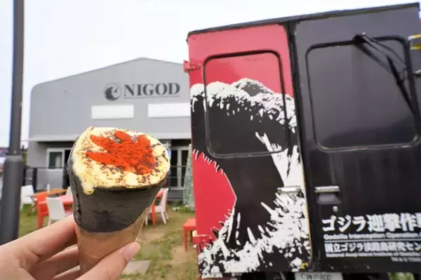 「ゴジラの“背びれ”が食べられる!? 「ニジゲンノモリ」ゴジラ迎撃作戦の隣接レストランにて夏季限定「ゴジラ和風ブラックうどん」を提供」の画像