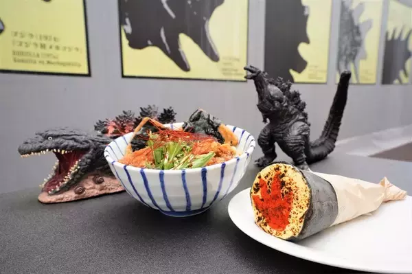 「ゴジラの“背びれ”が食べられる!? 「ニジゲンノモリ」ゴジラ迎撃作戦の隣接レストランにて夏季限定「ゴジラ和風ブラックうどん」を提供」の画像