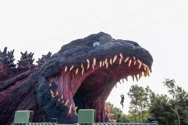 「ゴジラの“背びれ”が食べられる!? 「ニジゲンノモリ」ゴジラ迎撃作戦の隣接レストランにて夏季限定「ゴジラ和風ブラックうどん」を提供」の画像