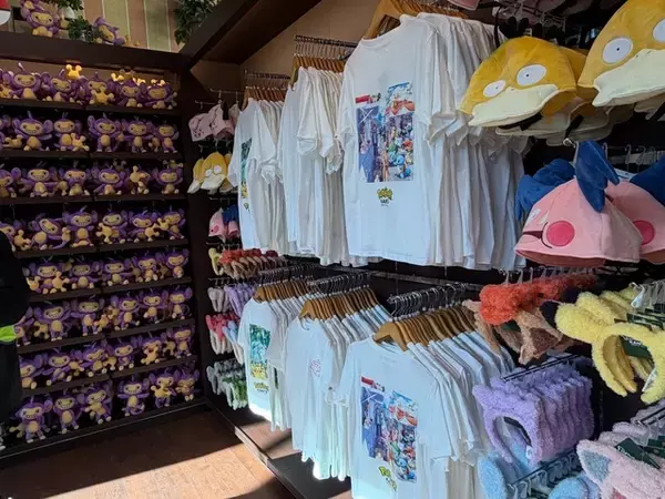 「『ポケパーク カントー』最大級ショップに潜入！限定アイテムなど徹底紹介♪　扉の向こうは、ときめきの世界でした【現地レポート】」の画像