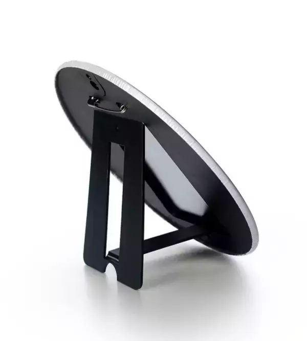 「「葬送のフリーレン」ヒンメル、フェルンらを水彩タッチで♪ “暗いよー!!怖いよー!!”“手を取れフリーレン”ほか劇中シーンを楽しむカレンダーも！新グッズ」の画像