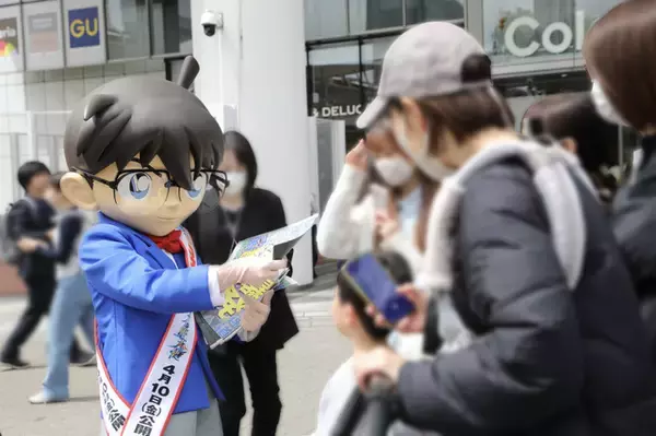 「劇場版「名探偵コナン ハイウェイの堕天使」いよいよ明日公開！ 熱気も最高潮の舞台・横浜で特別号外がサプライズ配布」の画像