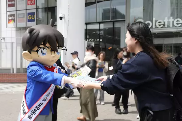 「劇場版「名探偵コナン ハイウェイの堕天使」いよいよ明日公開！ 熱気も最高潮の舞台・横浜で特別号外がサプライズ配布」の画像