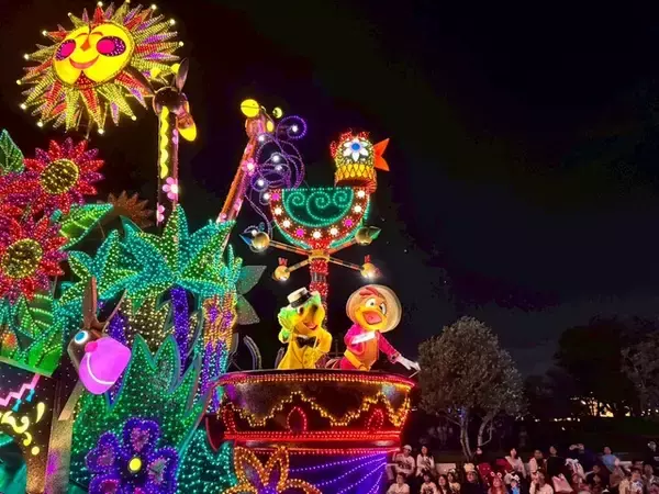 「東京ディズニーランド「エレクトリカルパレード」25周年！記念メッセージ入りスペシャル画像も登場【ディズニー】」の画像