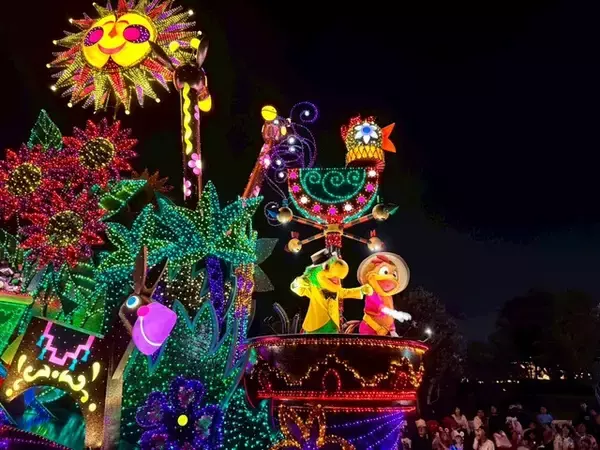 「東京ディズニーランド「エレクトリカルパレード」25周年！記念メッセージ入りスペシャル画像も登場【ディズニー】」の画像