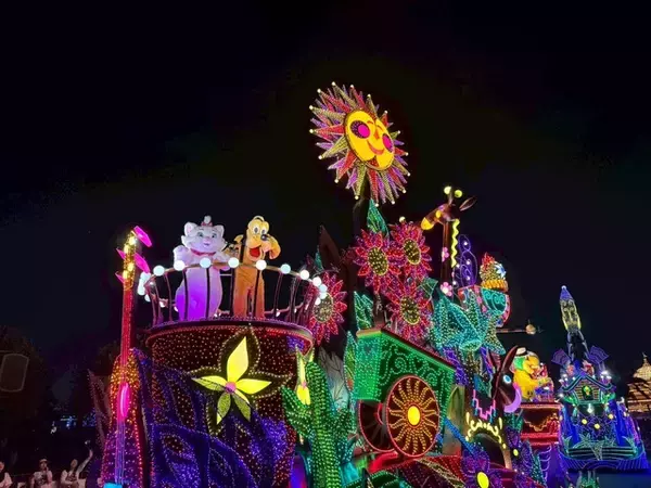 「東京ディズニーランド「エレクトリカルパレード」25周年！記念メッセージ入りスペシャル画像も登場【ディズニー】」の画像