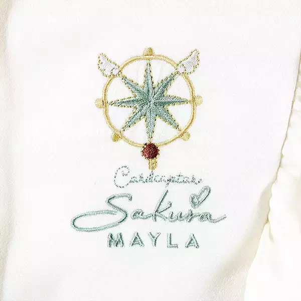 「「CCさくら」さくらの学生服や衣装デザインを上品にまとって…♪ 日常に馴染む「MAYLA」ブラウスが登場」の画像