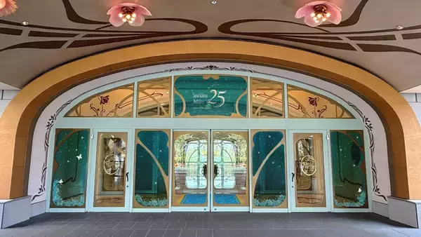 「ディズニーファン必見！ミッキーたちが“ジュビリーブルー”の衣装で輝く♪ 限定グッズが登場」の画像