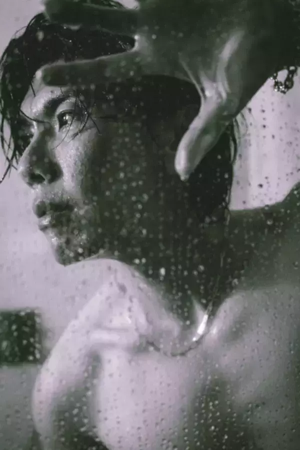 声優・佐藤拓也をセクシーに暴く…！高級ホテルのスイートルームでの色気満載ショットが眼福♪  20周年記念写真集先行カット