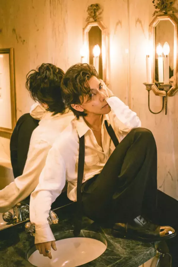 「声優・佐藤拓也をセクシーに暴く…！高級ホテルのスイートルームでの色気満載ショットが眼福♪  20周年記念写真集先行カット」の画像