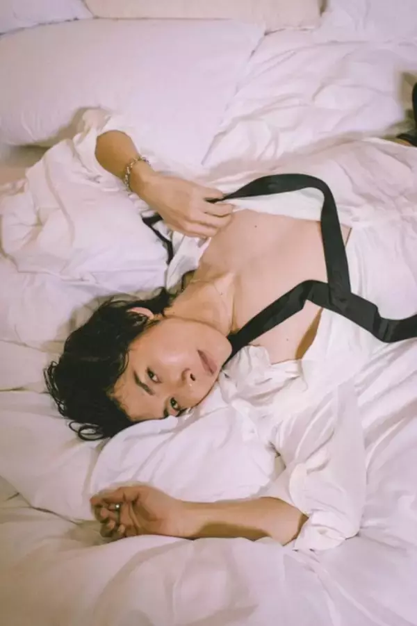 「声優・佐藤拓也をセクシーに暴く…！高級ホテルのスイートルームでの色気満載ショットが眼福♪  20周年記念写真集先行カット」の画像