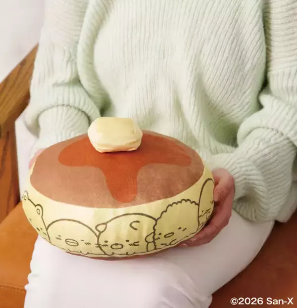 「すみっコぐらし」お得に楽しめる「珈琲館」コラボのハッピーバッグ再び!! ホットケーキ型クッションに美味しいコーヒーなど同梱☆