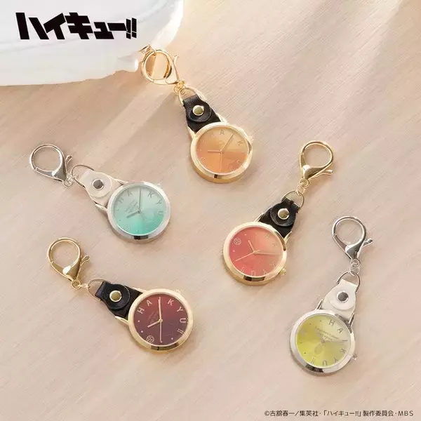 「「ハイキュー!!」烏野、青葉城西、音駒、梟谷学園、稲荷崎のグッズ登場！二頭身がかわいいアクスタポーチなど♪」の画像