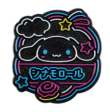「サンリオ」シナモロール、ポムポムプリンらが“ネオン看板風”ピンバッジに☆ 重厚感×ポップデザインの全8種がガチャに登場