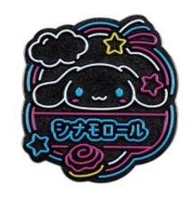 「サンリオ」シナモロール、ポムポムプリンらが“ネオン看板風”ピンバッジに☆ 重厚感×ポップデザインの全8種がガチャに登場