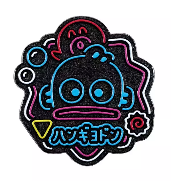 「「サンリオ」シナモロール、ポムポムプリンらが“ネオン看板風”ピンバッジに☆ 重厚感×ポップデザインの全8種がガチャに登場」の画像