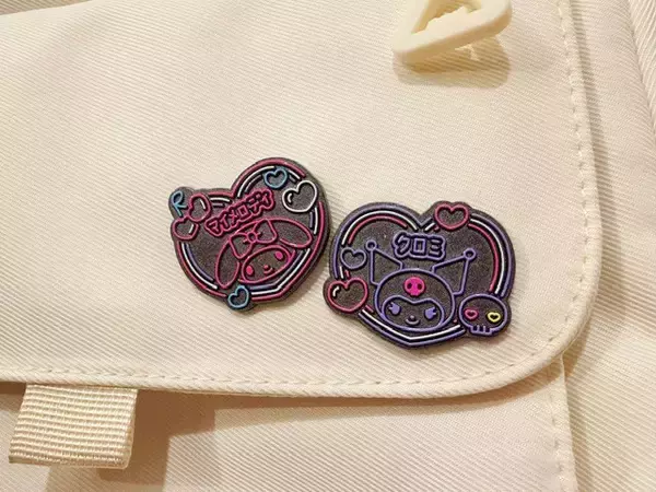 「「サンリオ」シナモロール、ポムポムプリンらが“ネオン看板風”ピンバッジに☆ 重厚感×ポップデザインの全8種がガチャに登場」の画像