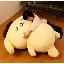 「ポムポムプリン」そのサイズ、全長約105cm!?　すべてを受け入れてくれる大きさが魅力のぬいぐるみ型クッションが予約受付中♪
