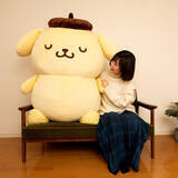 「「ポムポムプリン」そのサイズ、全長約105cm!?　すべてを受け入れてくれる大きさが魅力のぬいぐるみ型クッションが予約受付中♪」の画像3