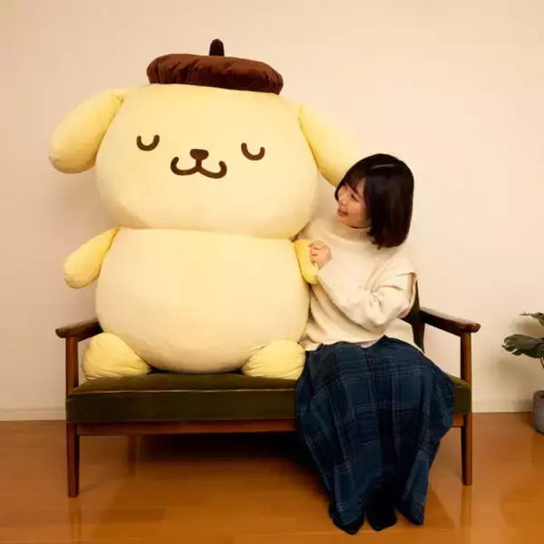「「ポムポムプリン」そのサイズ、全長約105cm!?　すべてを受け入れてくれる大きさが魅力のぬいぐるみ型クッションが予約受付中♪」の画像