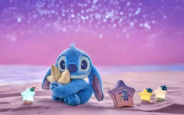 スティッチが星をぎゅっ☆ ハワイの夕暮れカラーや涼しげブルーの“夏っぽ”新グッツが続々登場【ディズニーストア】