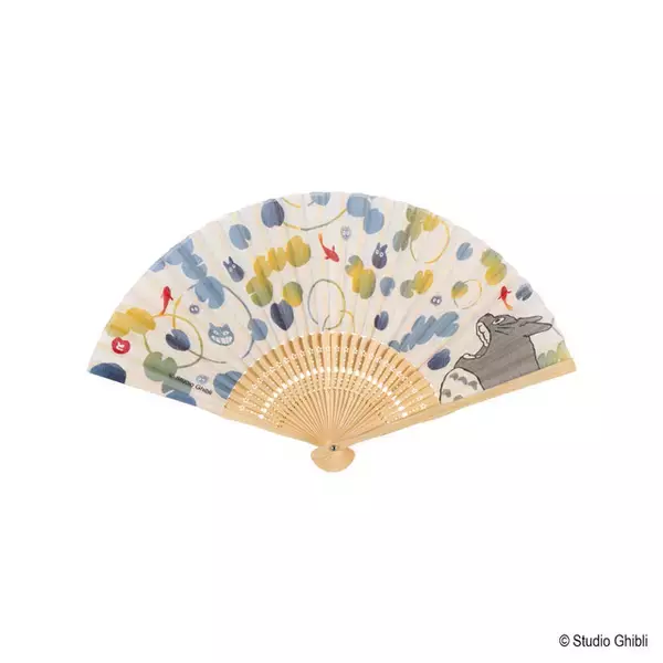 「「スタジオジブリ」トトロたちが釣りを楽しむオルゴールが登場♪ 夏のおでかけに役立つ「トトロ」&「魔女宅」扇子袋も」の画像