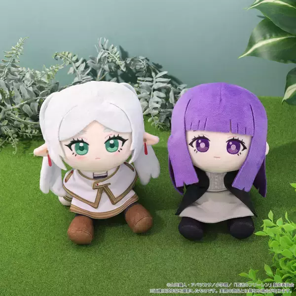 「葬送のフリーレン」フリーレン＆フェルンが貴方を見上げる…♪ 首が“くいっ”と曲がるお座りぬいぐるみ「くいくい」に登場