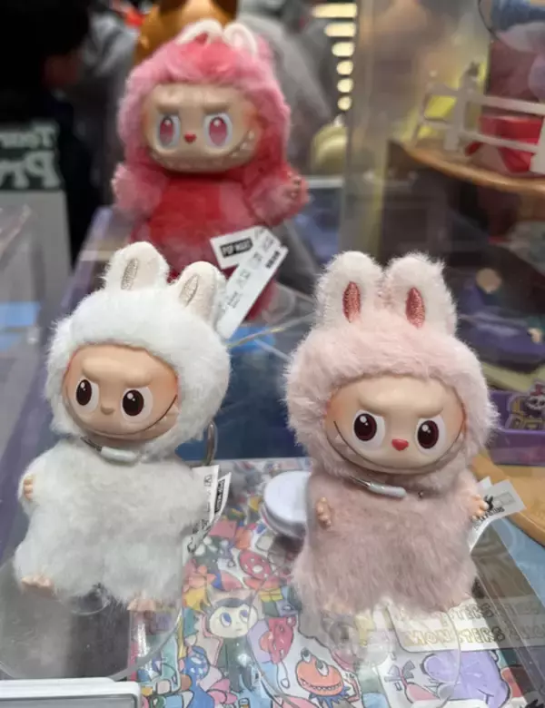 「ラブブ」絵本の妖精から世界的トップIPへ― 中国発の“不気味かわいい”キャラクターの躍進を振り返る