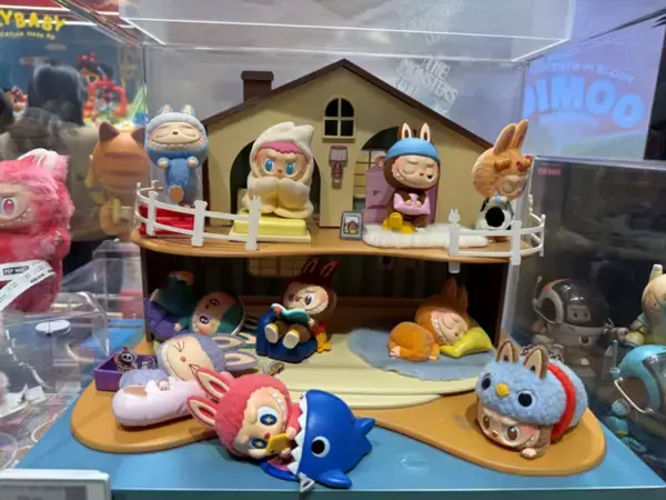 「「ラブブ」絵本の妖精から世界的トップIPへ― 中国発の“不気味かわいい”キャラクターの躍進を振り返る」の画像