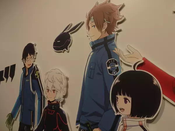 「「ワールドトリガー展」黒トリガー遊真のオブジェがかっこいい！ トリガーパネルやBORDER防災セットなどファン必見のグッズも目白押し【レポ】」の画像