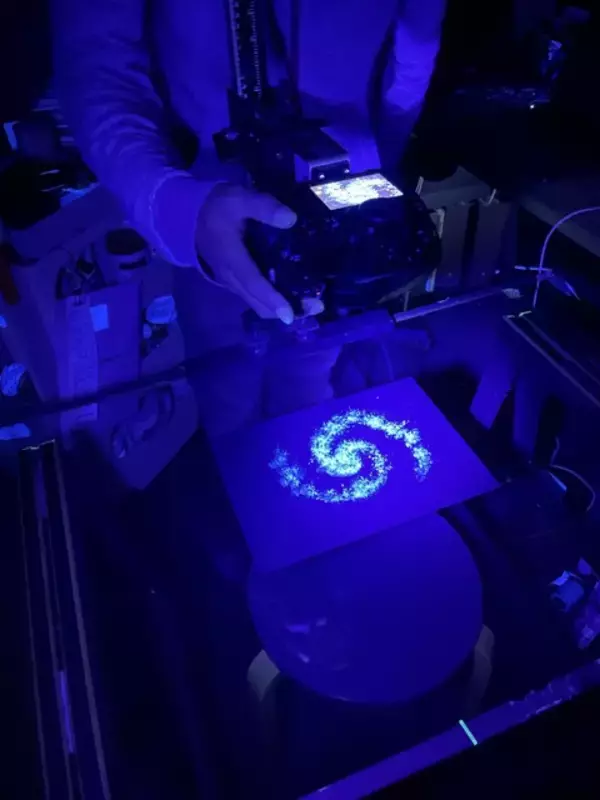 「「花緑青が明ける日に」こだわりのメイキング写真が公開！粘土やスポンジ、樹脂を駆使!? 唯一無二の映像表現の裏側とは」の画像