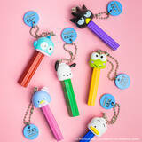 「ポップなカラーが超可愛い！「はぴだんぶい」とPEZがコラボ！ボールチェーン付きのマスコットで登場♪」の画像1