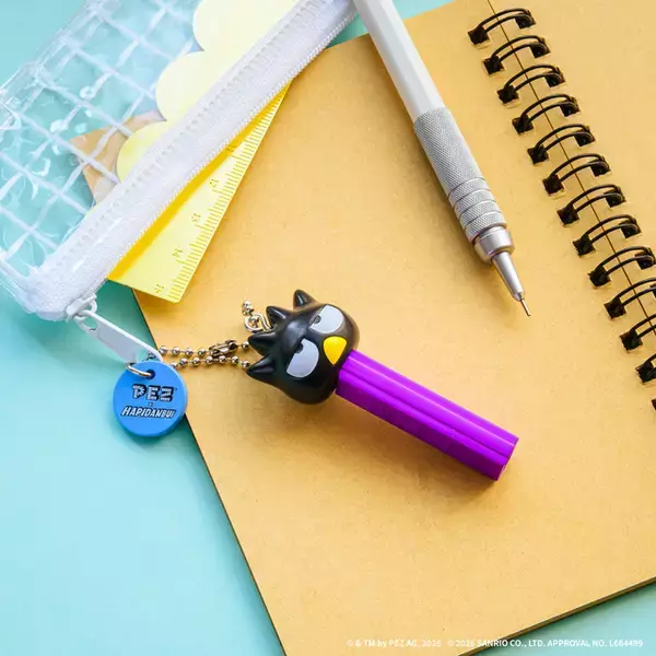 「ポップなカラーが超可愛い！「はぴだんぶい」とPEZがコラボ！ボールチェーン付きのマスコットで登場♪」の画像