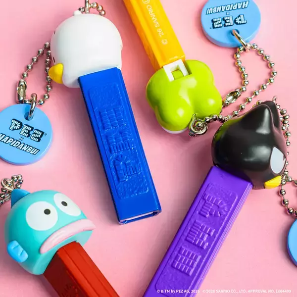 「ポップなカラーが超可愛い！「はぴだんぶい」とPEZがコラボ！ボールチェーン付きのマスコットで登場♪」の画像