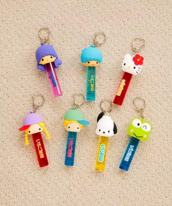 サンリオ「月刊いちご新聞」デザインのキーホルダー、親子コーデが楽しめるニットなど♪ LOWRYS FARMコラボアイテム