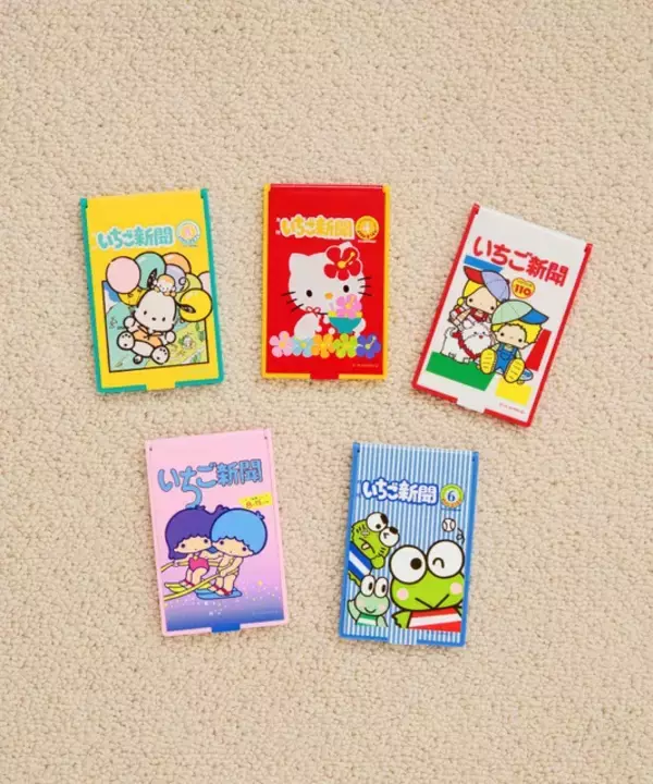 「サンリオ「月刊いちご新聞」デザインのキーホルダー、親子コーデが楽しめるニットなど♪ LOWRYS FARMコラボアイテム」の画像