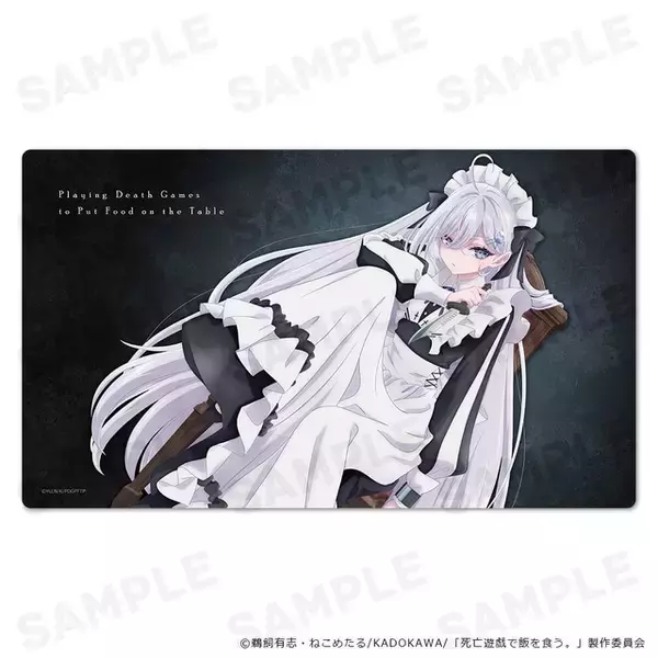 「「死亡遊戯で飯を食う。」スク水の幽鬼にドキドキ…!! メイド服や白ワンピも♪ タペストリーやクリアファイルなどが登場」の画像
