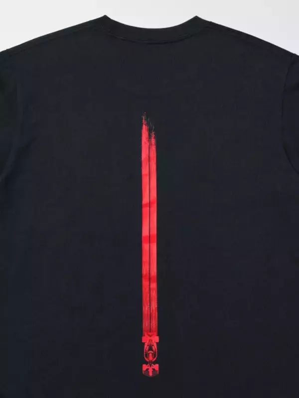 「ディズニーとF1、ユニクロがコラボ♪ ミッキーのモチーフやレース開催都市をデザインしたTシャツ登場」の画像