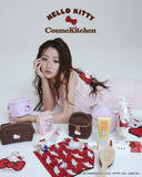 「ハローキティ×Cosme Kitchen初コラボ♪ ポーチやバンスクリップに、気分上がるヘアケアアイテムも登場！一部商品の追加予約開始」の画像1