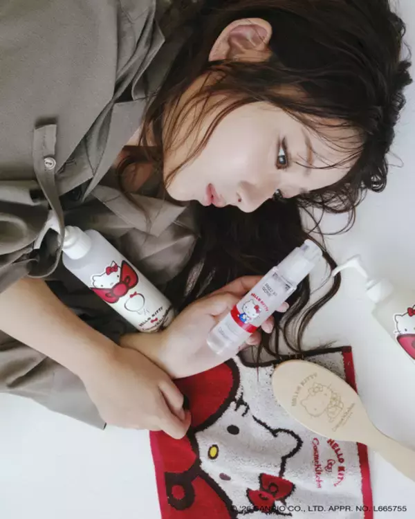 「ハローキティ×Cosme Kitchen初コラボ♪ ポーチやバンスクリップに、気分上がるヘアケアアイテムも登場！一部商品の追加予約開始」の画像